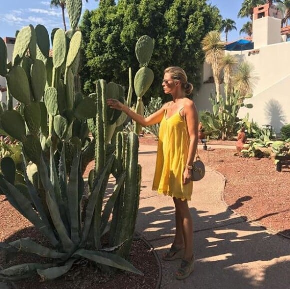 Sylvie Tellier prend la pose à "La Quinta Resort & Club", l'hôtel où elle séjourne avec les Miss régionales en Californie.