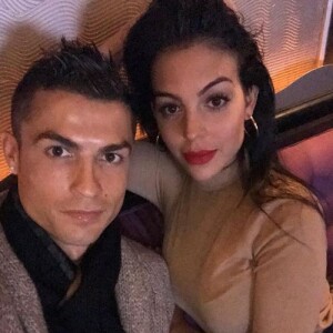 Cristiano Ronaldo pose avec sa compagne Georgina Rodriguez sur Instagram, le 22 novembre 2017.
