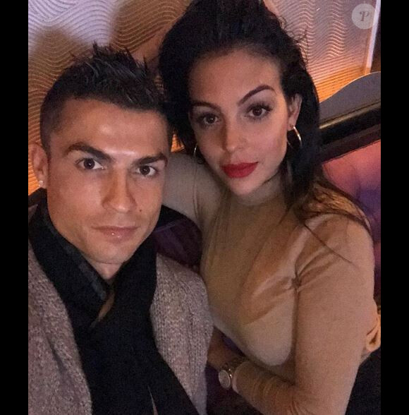 Cristiano Ronaldo pose avec sa compagne Georgina Rodriguez sur Instagram, le 22 novembre 2017.