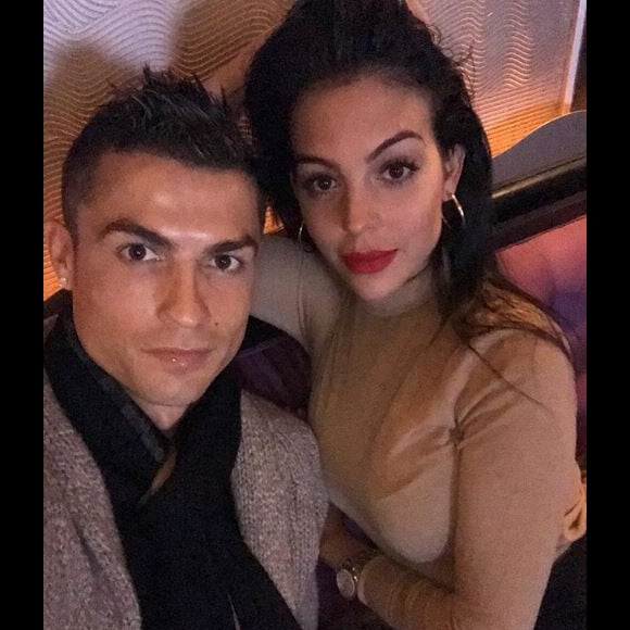 Cristiano Ronaldo pose avec sa compagne Georgina Rodriguez sur Instagram, le 22 novembre 2017.