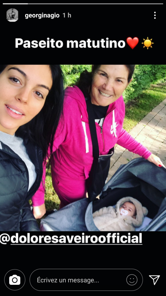 Georgina Rodriguez en balade avec Maria Dolores dos Santos Aveiro, la maman de Cristiano Ronaldo, et Eva, l'un des jumeaux de CR7. Instagram le 23 novembre.