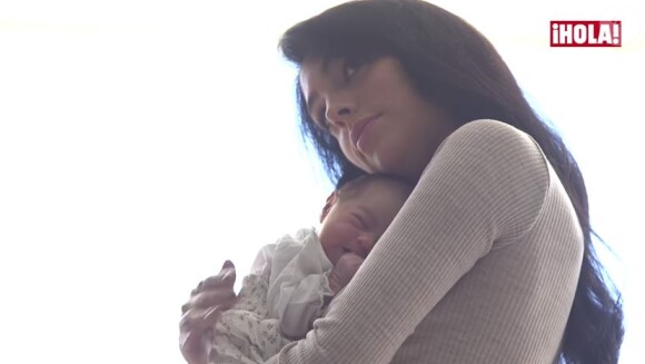 Georgina Rodriguez, compagne de Cristiano Ronaldo, participe à un shooting pour le magazine "Hola !" avec leur fille Alana Martina. Décembre 2017.