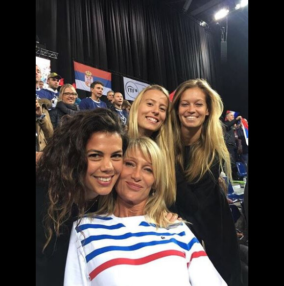 Julia Lang, compagne de Pierre-Hugues Herbert, soutient l'équipe de France de Coupe Davis contre la Russie. Instagram, le 16 septembre 2017.