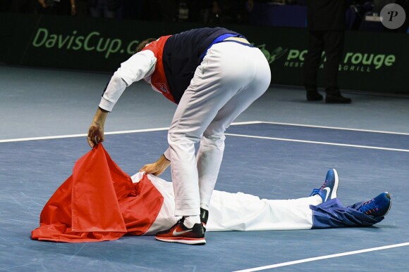 Pierre-Hugues Herbert et Nicolas Mahut - L'équipe de France de tennis célèbre sa victoire contre l'équipe de tennis Belgique lors de Finale de la coupe Davis au Stade Pierre Mauroy à Villeneuve d'Ascq, France, le 26 novembre 2017. La France remporte sa 10e coupe Davis de son histoire. © Perusseau-Veeren/Bestimage