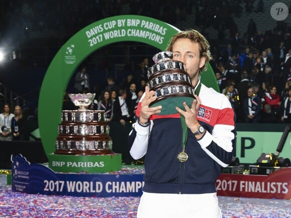 Lucas Pouille - L'équipe de France de tennis célèbre sa victoire contre l'équipe de tennis Belgique lors de Finale de la coupe Davis au Stade Pierre Mauroy à Villeneuve d'Ascq, France, le 26 novembre 2017. La France remporte sa 10ème coupe Davis de son histoire. © Perusseau-Veeren/Bestimage