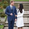 Le prince Harry et Meghan Markle posent pour des photos dans le Sunken Garden au palais de Kensington à Londres le 27 novembre 2017 suite à l'annonce de leurs fiançailles et de leur mariage prévu au printemps 2018.