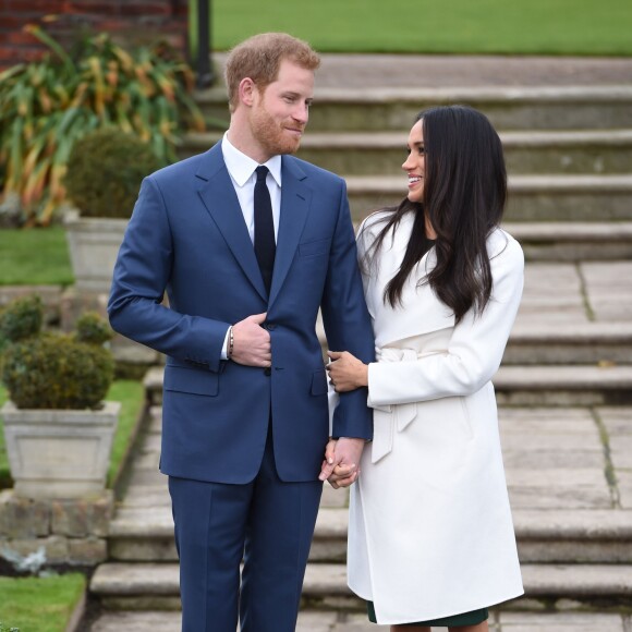 Le prince Harry et Meghan Markle posent pour des photos dans le Sunken Garden au palais de Kensington à Londres le 27 novembre 2017 suite à l'annonce de leurs fiançailles et de leur mariage prévu au printemps 2018.