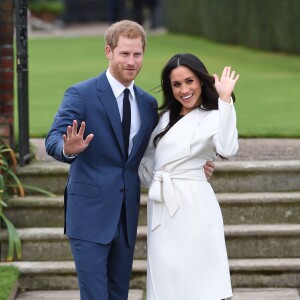 Le prince Harry et Meghan Markle posent pour des photos dans le Sunken Garden au palais de Kensington à Londres le 27 novembre 2017 suite à l'annonce de leurs fiançailles et de leur mariage prévu au printemps 2018.