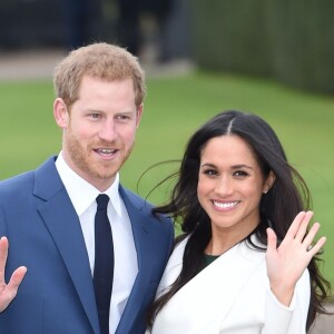 Le prince Harry et Meghan Markle posent pour des photos dans le Sunken Garden au palais de Kensington à Londres le 27 novembre 2017 suite à l'annonce de leurs fiançailles et de leur mariage prévu au printemps 2018.