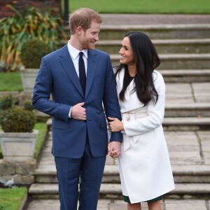 Le prince Harry et Meghan Markle posent pour des photos dans le Sunken Garden au palais de Kensington à Londres le 27 novembre 2017 suite à l'annonce de leurs fiançailles et de leur mariage prévu au printemps 2018.