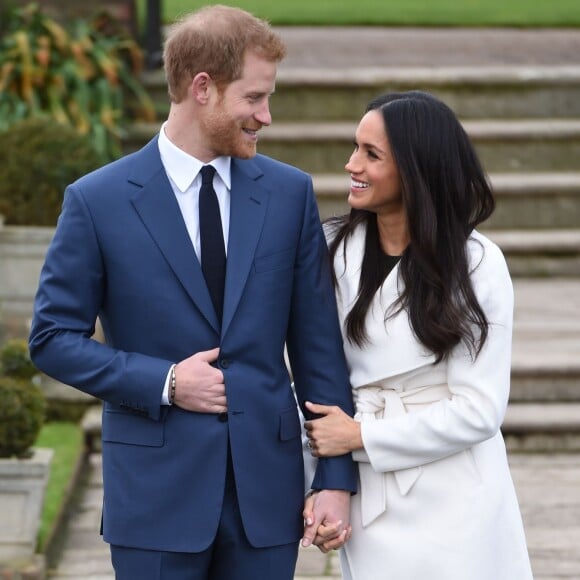 Le prince Harry et Meghan Markle posent pour des photos dans le Sunken Garden au palais de Kensington à Londres le 27 novembre 2017 suite à l'annonce de leurs fiançailles et de leur mariage prévu au printemps 2018.