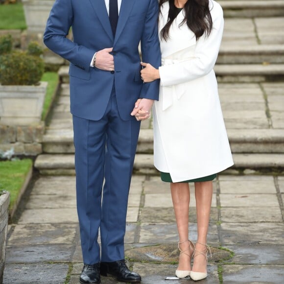 Le prince Harry et Meghan Markle posent pour des photos dans le Sunken Garden au palais de Kensington à Londres le 27 novembre 2017 suite à l'annonce de leurs fiançailles et de leur mariage prévu au printemps 2018.