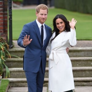 Le prince Harry et Meghan Markle posent pour des photos dans le Sunken Garden au palais de Kensington à Londres le 27 novembre 2017 suite à l'annonce de leurs fiançailles et de leur mariage prévu au printemps 2018.