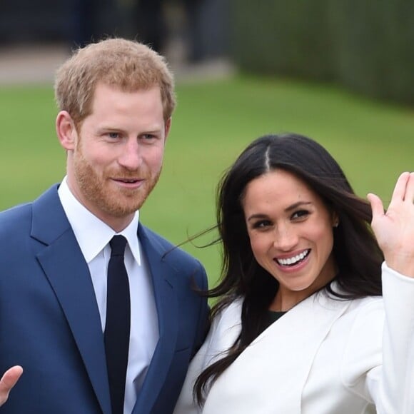 Le prince Harry et Meghan Markle posent pour des photos dans le Sunken Garden au palais de Kensington à Londres le 27 novembre 2017 suite à l'annonce de leurs fiançailles et de leur mariage prévu au printemps 2018.