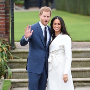 Le prince Harry et Meghan Markle posent pour des photos dans le Sunken Garden au palais de Kensington à Londres le 27 novembre 2017 suite à l'annonce de leurs fiançailles et de leur mariage prévu au printemps 2018.