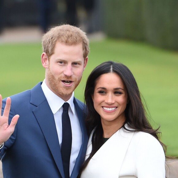 Le prince Harry et Meghan Markle posent pour des photos dans le Sunken Garden au palais de Kensington à Londres le 27 novembre 2017 suite à l'annonce de leurs fiançailles et de leur mariage prévu au printemps 2018.