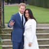 Le prince Harry et Meghan Markle posent pour des photos dans le Sunken Garden au palais de Kensington à Londres le 27 novembre 2017 suite à l'annonce de leurs fiançailles et de leur mariage prévu au printemps 2018.