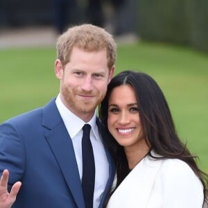 Le prince Harry et Meghan Markle posent pour des photos dans le Sunken Garden au palais de Kensington à Londres le 27 novembre 2017 suite à l'annonce de leurs fiançailles et de leur mariage prévu au printemps 2018.