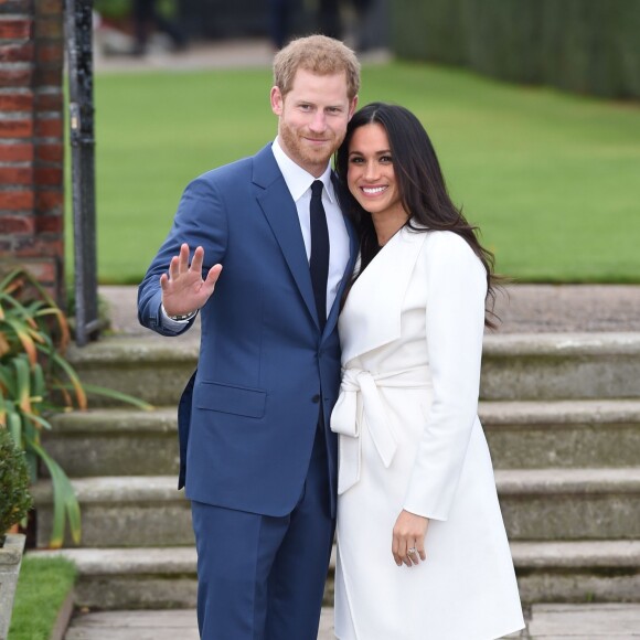 Le prince Harry et Meghan Markle posent pour des photos dans le Sunken Garden au palais de Kensington à Londres le 27 novembre 2017 suite à l'annonce de leurs fiançailles et de leur mariage prévu au printemps 2018.