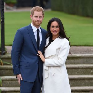 Le prince Harry et Meghan Markle posent pour des photos dans le Sunken Garden au palais de Kensington à Londres le 27 novembre 2017 suite à l'annonce de leurs fiançailles et de leur mariage prévu au printemps 2018.