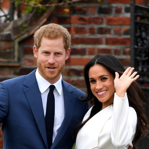 Le prince Harry et Meghan Markle posent pour des photos dans le Sunken Garden au palais de Kensington à Londres le 27 novembre 2017 après l'annonce de leurs fiançailles et de leur mariage prévu au printemps 2018.