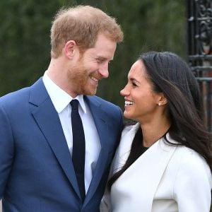 Le prince Harry et Meghan Markle posent pour des photos dans le Sunken Garden au palais de Kensington à Londres le 27 novembre 2017 après l'annonce de leurs fiançailles et de leur mariage prévu au printemps 2018.