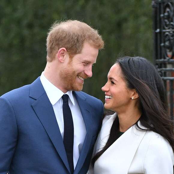 Le prince Harry et Meghan Markle posent pour des photos dans le Sunken Garden au palais de Kensington à Londres le 27 novembre 2017 après l'annonce de leurs fiançailles et de leur mariage prévu au printemps 2018.