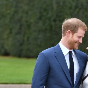 Le prince Harry et Meghan Markle posent pour des photos dans le Sunken Garden au palais de Kensington à Londres le 27 novembre 2017 après l'annonce de leurs fiançailles et de leur mariage prévu au printemps 2018.