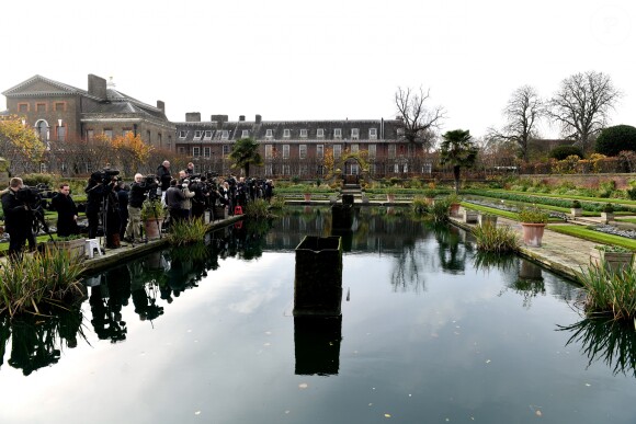 Les médias au palais de Kensington pour la séance photo officielle des fiançailles du prince Harry et de Meghan Markle le 27 novembre 2017 à Londres.