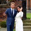 Le prince Harry et Meghan Markle posent pour des photos dans les jardins du palais de Kensington à Londres le 27 novembre 2017 après l'annonce de leurs fiançailles et de leur mariage prévu au printemps 2018.