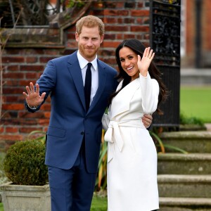 Le prince Harry et Meghan Markle posent pour des photos dans les jardins du palais de Kensington à Londres le 27 novembre 2017 après l'annonce de leurs fiançailles et de leur mariage prévu au printemps 2018.