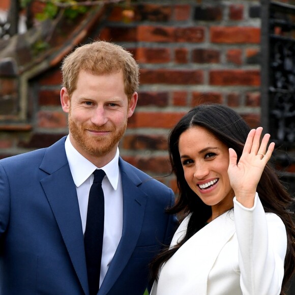 Le prince Harry et Meghan Markle posent pour des photos dans les jardins du palais de Kensington à Londres le 27 novembre 2017 après l'annonce de leurs fiançailles et de leur mariage prévu au printemps 2018.