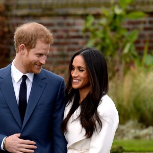 Le prince Harry et Meghan Markle posent pour des photos dans le Sunken Garden au palais de Kensington à Londres le 27 novembre 2017 après l'annonce de leurs fiançailles et de leur mariage prévu au printemps 2018.