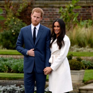 Le prince Harry et Meghan Markle posent pour des photos dans le Sunken Garden au palais de Kensington à Londres le 27 novembre 2017 après l'annonce de leurs fiançailles et de leur mariage prévu au printemps 2018.