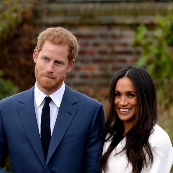 Le prince Harry et Meghan Markle posent pour des photos dans le Sunken Garden au palais de Kensington à Londres le 27 novembre 2017 après l'annonce de leurs fiançailles et de leur mariage prévu au printemps 2018.