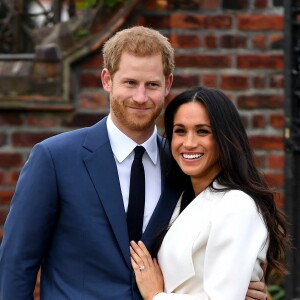 Le prince Harry et sa compagne Meghan Markle posent pour des photos dans le Sunken Garden au palais de Kensington à Londres le 27 novembre 2017 après l'annonce de leurs fiançailles et de leur mariage prévu au printemps 2018.