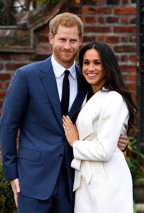 Le prince Harry et sa compagne Meghan Markle posent pour des photos dans le Sunken Garden au palais de Kensington à Londres le 27 novembre 2017 après l'annonce de leurs fiançailles et de leur mariage prévu au printemps 2018.