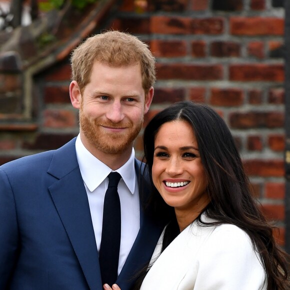 Le prince Harry et sa compagne Meghan Markle posent pour des photos dans le Sunken Garden au palais de Kensington à Londres le 27 novembre 2017 après l'annonce de leurs fiançailles et de leur mariage prévu au printemps 2018.