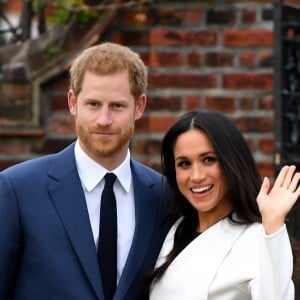 Le prince Harry et Meghan Markle posent pour des photos dans le Sunken Garden au palais de Kensington à Londres le 27 novembre 2017 après l'annonce de leurs fiançailles et de leur mariage prévu au printemps 2018.