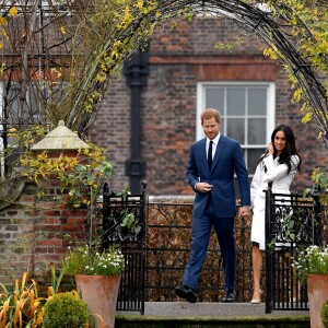 Le prince Harry et Meghan Markle posent pour des photos dans le Sunken Garden au palais de Kensington à Londres le 27 novembre 2017 après l'annonce de leurs fiançailles et de leur mariage prévu au printemps 2018.