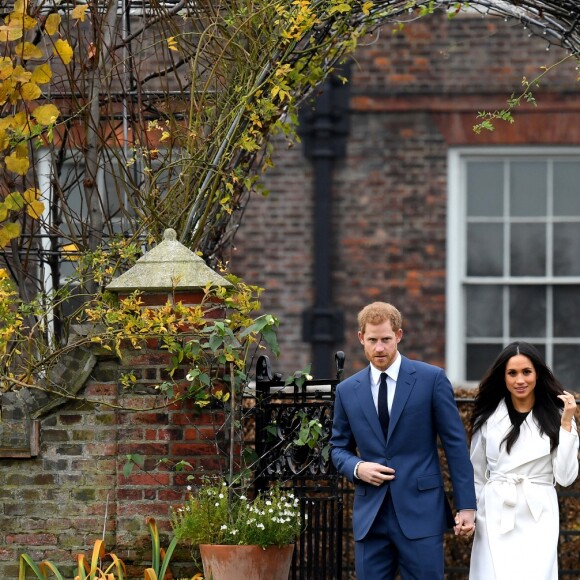 Le prince Harry et Meghan Markle posent pour des photos dans le Sunken Garden au palais de Kensington à Londres le 27 novembre 2017 après l'annonce de leurs fiançailles et de leur mariage prévu au printemps 2018.