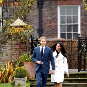 Le prince Harry et Meghan Markle posent pour des photos dans le Sunken Garden au palais de Kensington à Londres le 27 novembre 2017 après l'annonce de leurs fiançailles et de leur mariage prévu au printemps 2018.