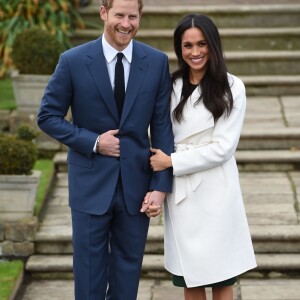 Le prince Harry et Meghan Markle posent pour des photos dans le Sunken Garden au palais de Kensington à Londres le 27 novembre 2017 après l'annonce de leurs fiançailles et de leur mariage prévu au printemps 2018.