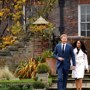 Le prince Harry et Meghan Markle posent pour des photos dans le Sunken Garden au palais de Kensington à Londres le 27 novembre 2017 après l'annonce de leurs fiançailles et de leur mariage prévu au printemps 2018.