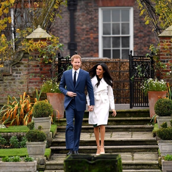 Le prince Harry et Meghan Markle posent pour des photos dans le Sunken Garden au palais de Kensington à Londres le 27 novembre 2017 après l'annonce de leurs fiançailles et de leur mariage prévu au printemps 2018.