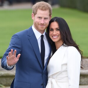 Le prince Harry et Meghan Markle posent pour des photos dans le Sunken Garden au palais de Kensington à Londres le 27 novembre 2017 après l'annonce de leurs fiançailles et de leur mariage prévu au printemps 2018.