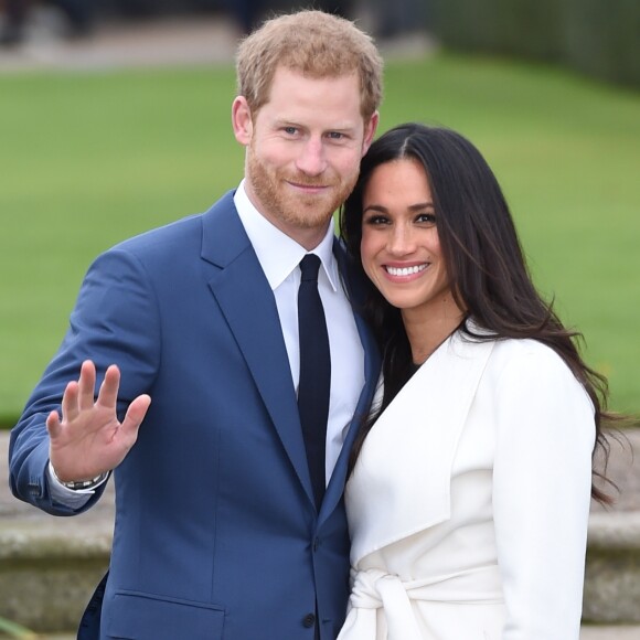 Le prince Harry et Meghan Markle posent pour des photos dans le Sunken Garden au palais de Kensington à Londres le 27 novembre 2017 après l'annonce de leurs fiançailles et de leur mariage prévu au printemps 2018.