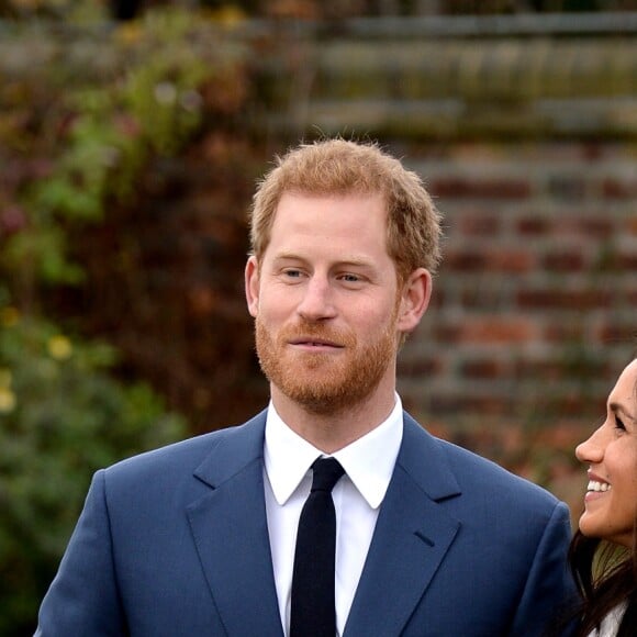 Le prince Harry et Meghan Markle posent pour des photos dans le Sunken Garden au palais de Kensington à Londres le 27 novembre 2017 après l'annonce de leurs fiançailles et de leur mariage prévu au printemps 2018.