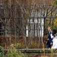 Le prince Harry et Meghan Markle posent pour des photos dans le Sunken Garden au palais de Kensington à Londres le 27 novembre 2017 après l'annonce de leurs fiançailles et de leur mariage prévu au printemps 2018.