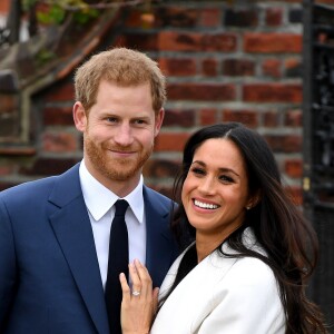 Le prince Harry et Meghan Markle posent pour des photos dans le Sunken Garden au palais de Kensington à Londres le 27 novembre 2017 après l'annonce de leurs fiançailles et de leur mariage prévu au printemps 2018.